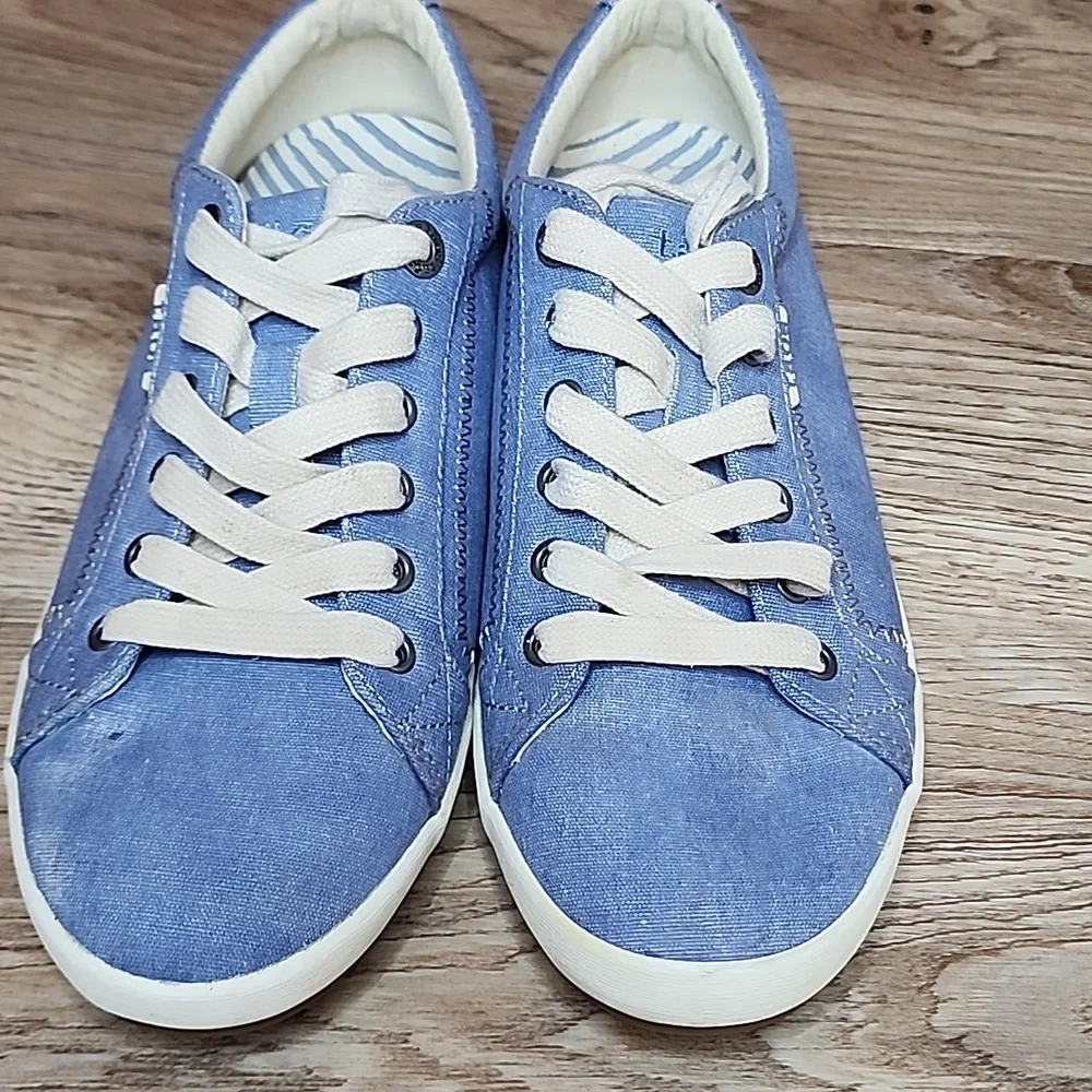 Taos Womens Star Sneakers Light Blue White Trim Size 8 1/2 Tennis Shoes - Picture 2 of 11